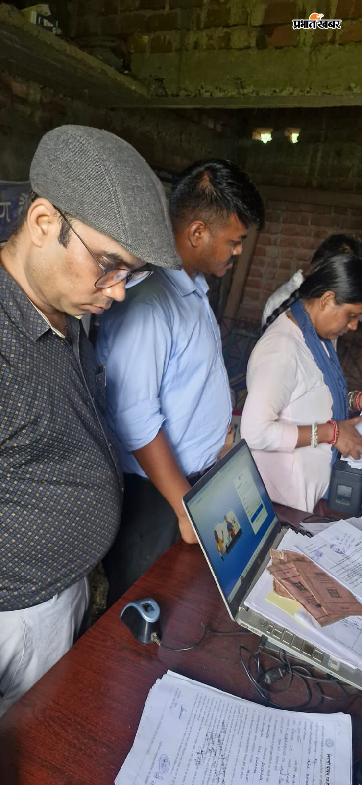 प्रज्ञा केंद्र में जांच करते सीओ औसाफ अहमद खां | Prabhat Khabar Network