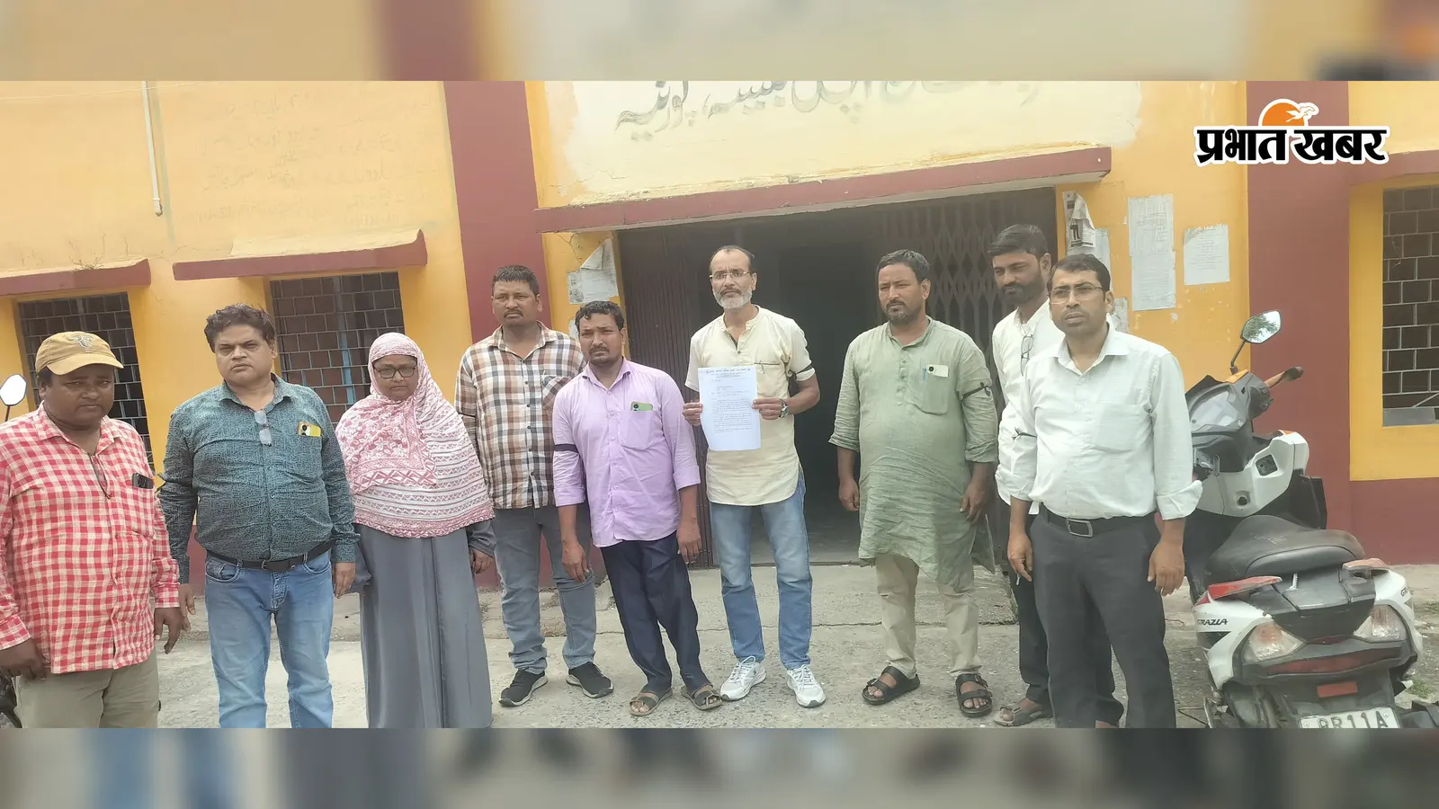 बैसा में मानदेय लंबित रहने पर आवास कर्मियों ने लगाया काला बिल्ला, भुगतान की मांग
