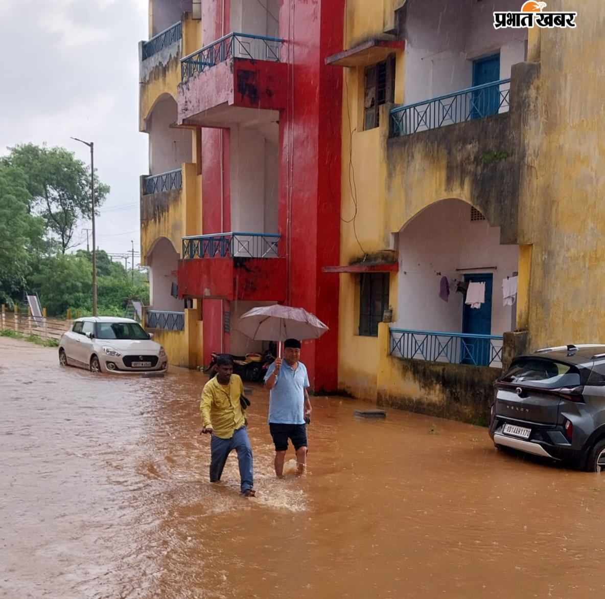 मूसलाधार बारिश से बाढ़ जैसे हालत