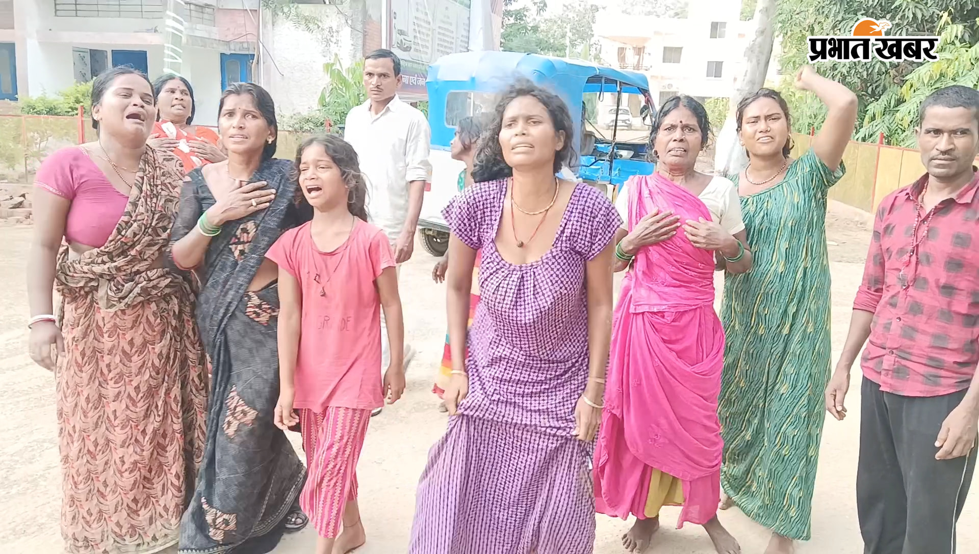 अनुमंडलीय अस्पताल में रोत विलखते परिजनों गोली का छर्रा लगा हुआ दिखाते हुए शैलेंद्र कुमार | Prabhat Khabar Network