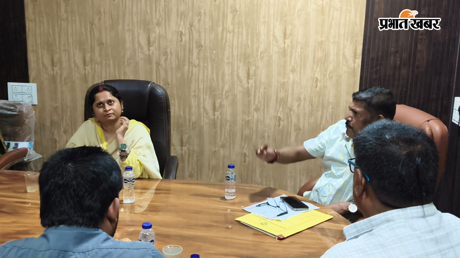 बैठक करते नगर अध्यक्ष व सभी वार्ड पार्षद | Prabhat Khabar Network