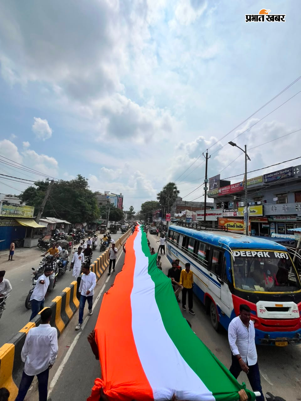 फोटो:- भारत माता की झांकी के साथ निकलती तिरंगा यात्रा फोटो:- तिरंगा यात्रा में शामिल बच्चे | Prabhat Khabar Network