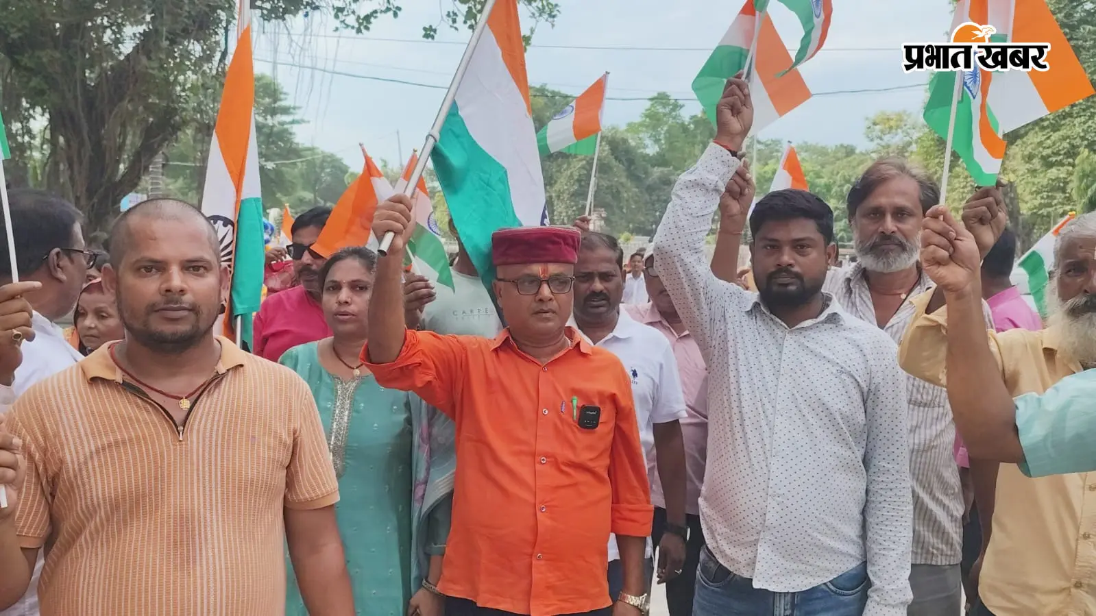 वीरपुर नगर पंचायत की तिरंगा रैली में उमड़ा जनसैलाब, आजीविका महिलाओं ने बढ़ाया अभियान का उत्साह