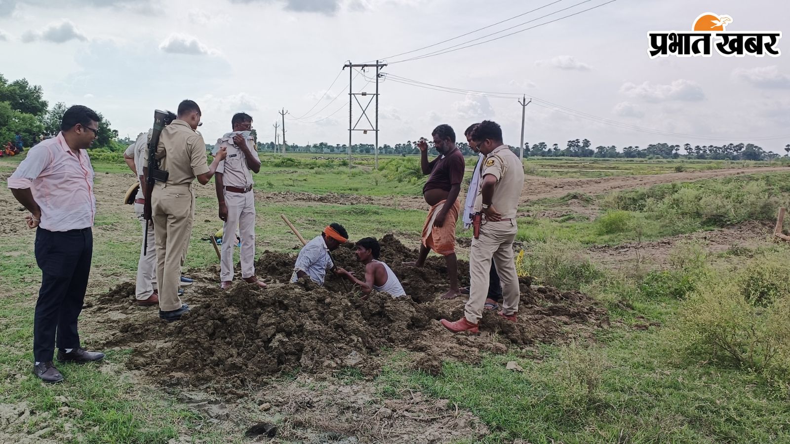 दफन शव को निकलवाते पुलिस कर्मी