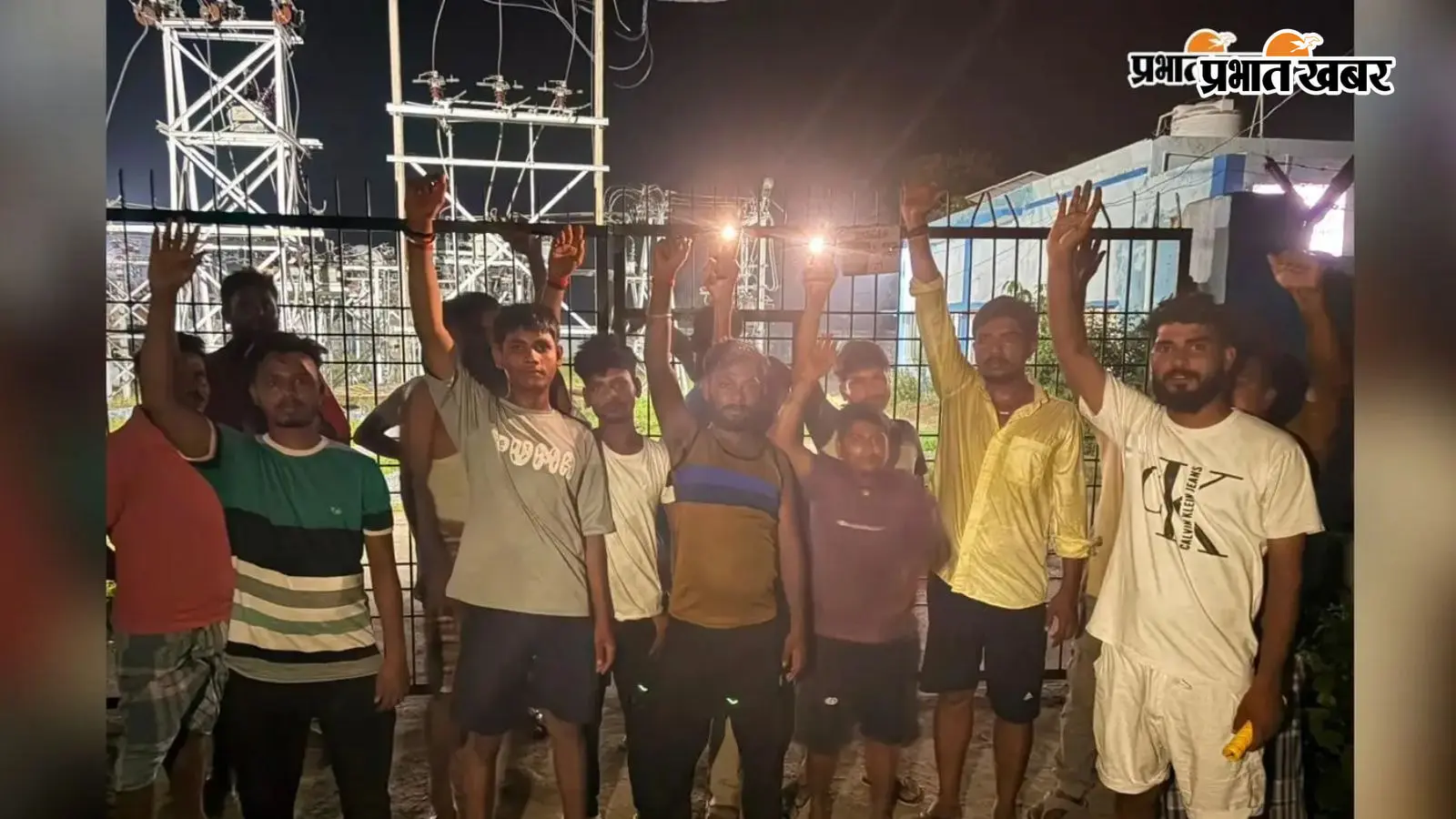 औरंगाबाद के ओबरा में बिजली कटौती से भड़के ग्रामीण, विद्युत कार्यालय के बाहर किया प्रदर्शन