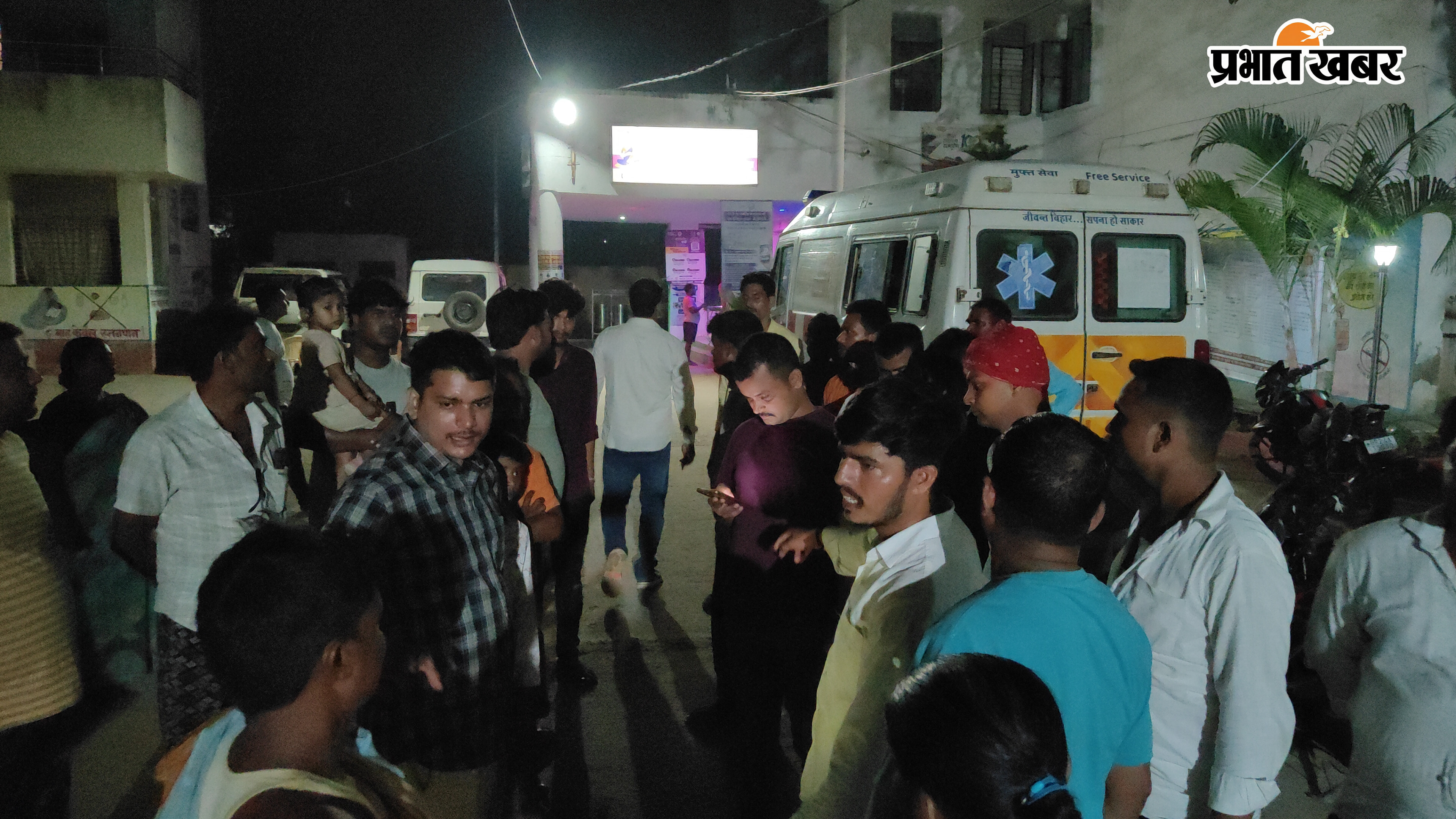 फोटो कैप्शन 0:- गोली लगने के बाद सामुदायिक स्वास्थ्य केंद्र मेंजुटी भीड़  एंबुलेंस में घायल युवक | Prabhat Khabar Network