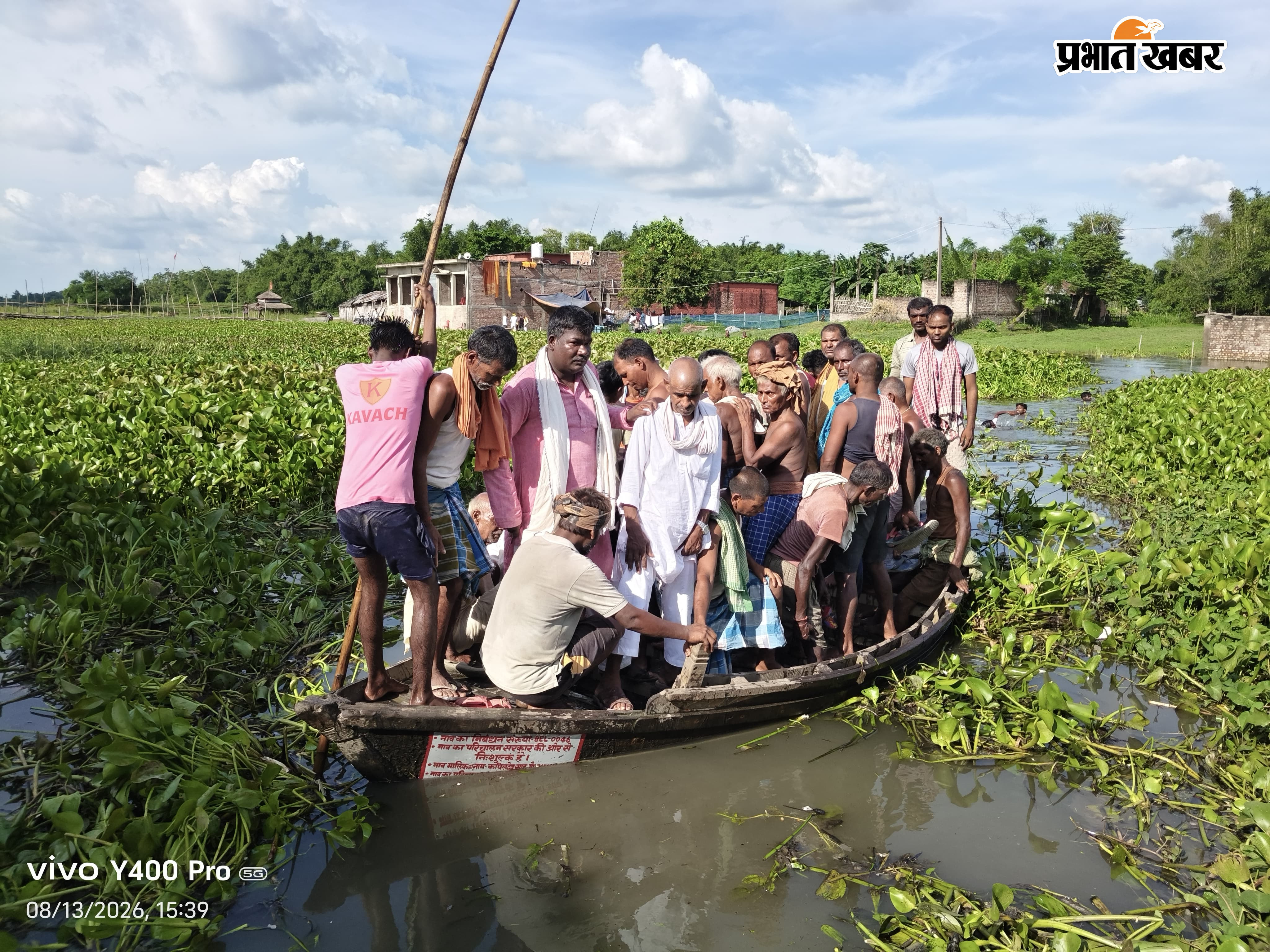 पुरेनी वासा के नाव के सहारे आवागमन करते | Prabhat Khabar Network