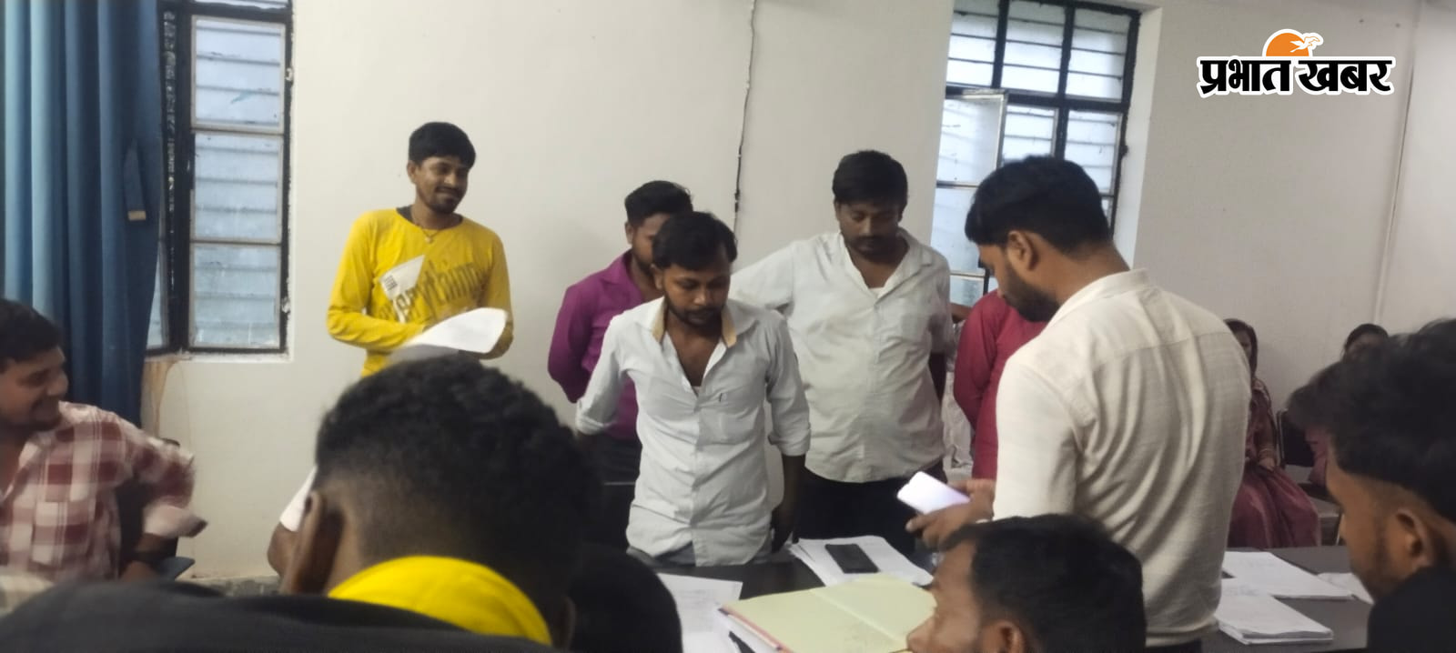 पीडीएस दुकानों के लिए आवेदन के अंतिम दिन उमड़ी अभ्यर्थियों की भीड़ | Prabhat Khabar Network