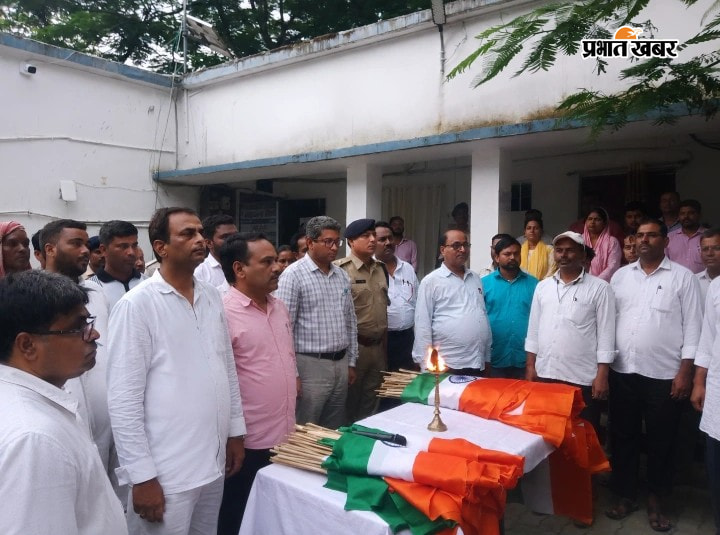 फोटो 05, कैप्सन : मझौलिया में तिरंगा यात्रा के दौरान बीडीओ व अन्य | Prabhat Khabar Network