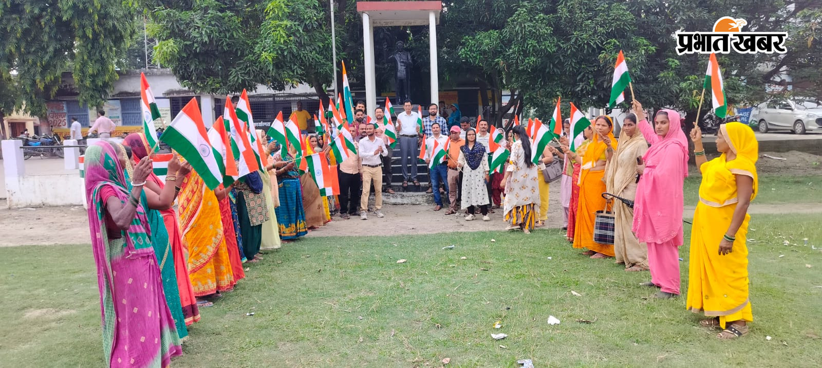 फोटो 06, कैप्सन : योगापट्टी में तिरंगा यात्रा में शामिल पदाधिकारी व जीविका दीदी | Prabhat Khabar Network