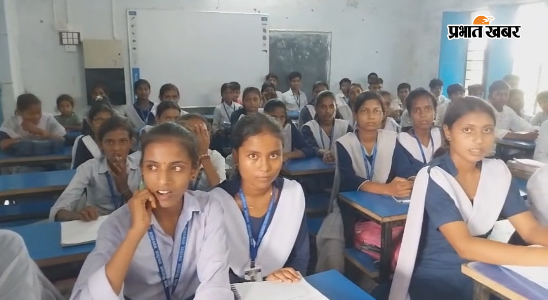 फोटो कैप्शन01- सोयाबीन की सब्जी में निकला कीड़ा फोटो कैप्शन 02-स्कूली बच्चों में रोष फोटो कैप्शन 03- प्रधानाध्यापक संजय मिश्रा | Prabhat Khabar Network