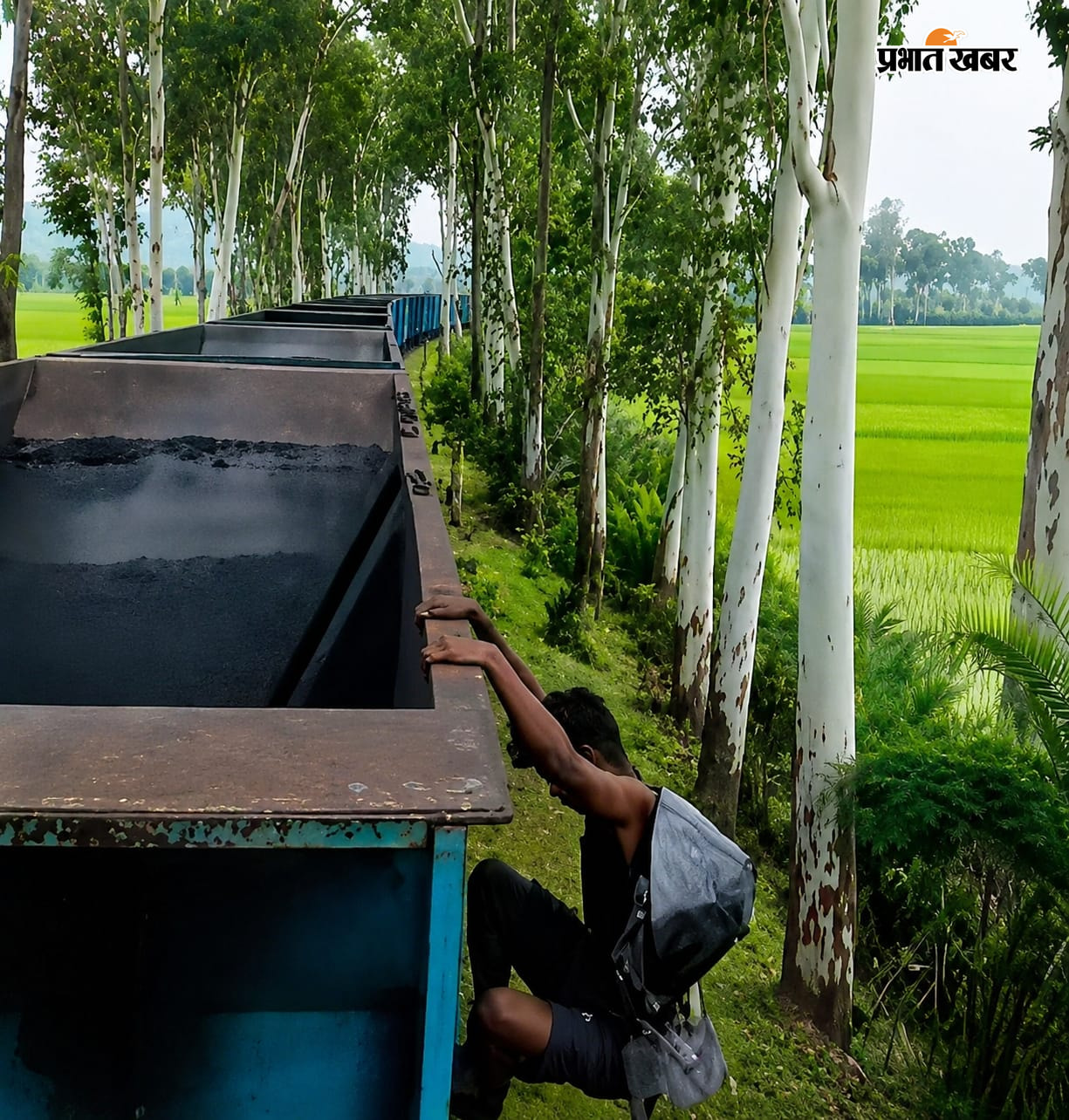 चलती मालगाड़ी में खतरनाक स्टंट करते किशोर. | Prabhat Khabar Network