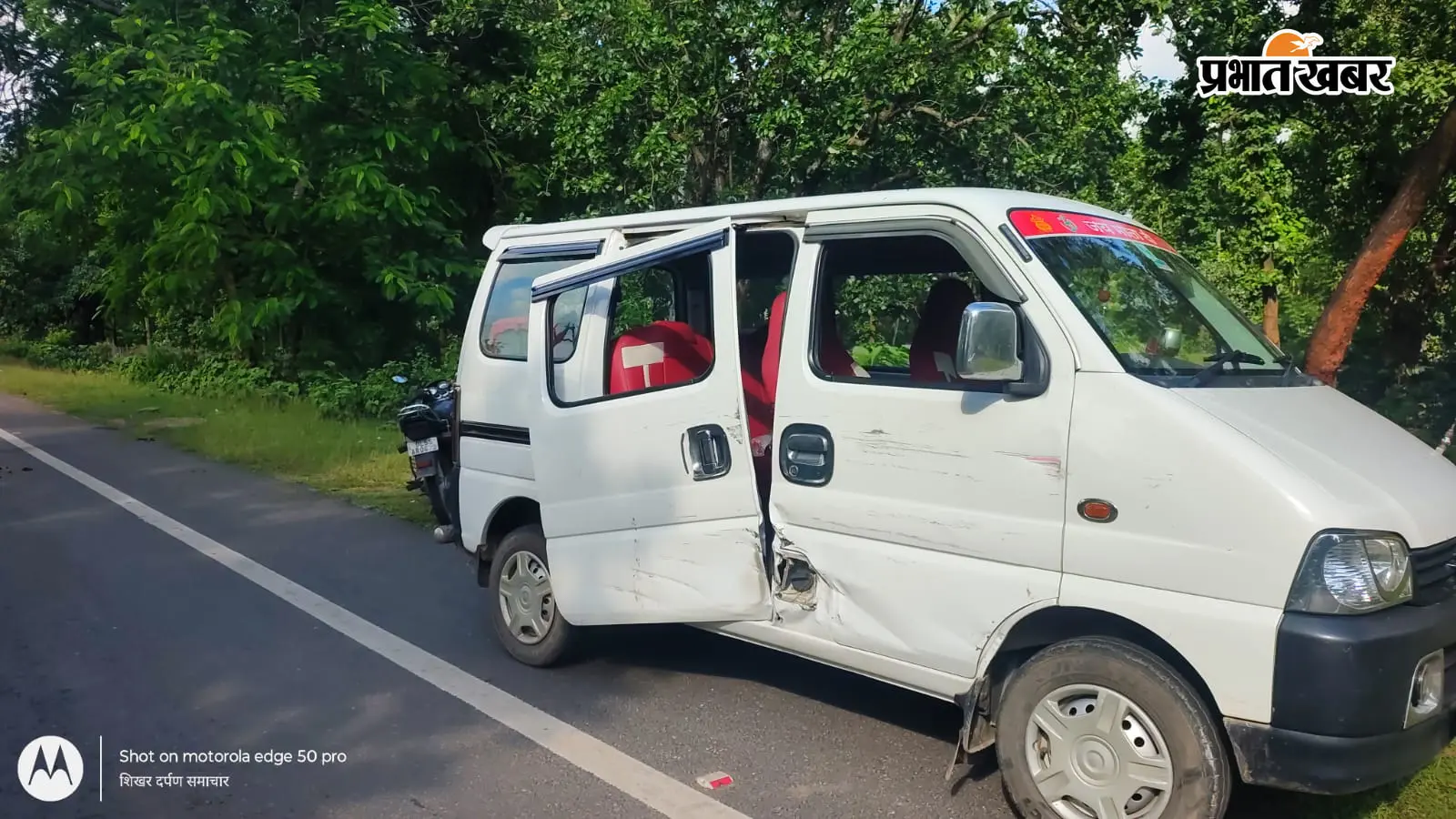 ट्रक की टक्कर से वैन क्षतिग्रस्त, राहगीर गंभीर रूप से घायल
