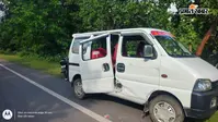 ट्रक की टक्कर से वैन क्षतिग्रस्त, राहगीर गंभीर रूप से घायल