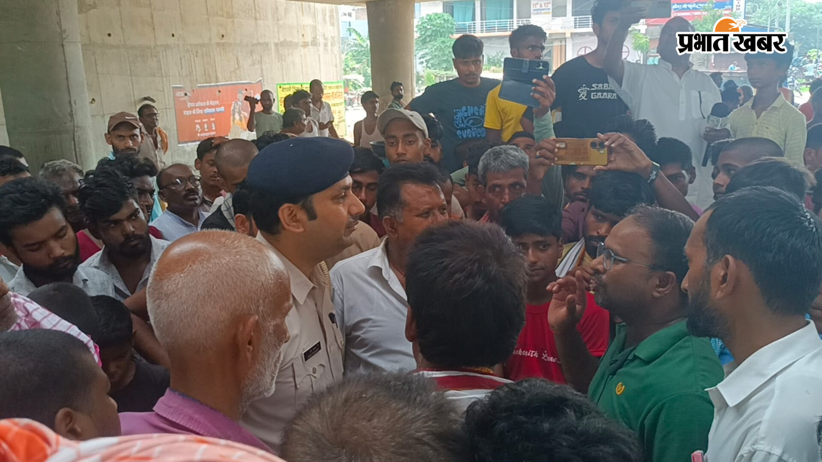 शव में साथ रोते बिलखते परिजन व लोगो को समझाती पुलिस | Prabhat Khabar Network