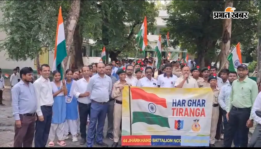 तिरंगे के साथ सड़कों पर उतरे एनसीसी कैडेट, हर घर तिरंगा फहराने का दिया संदेश