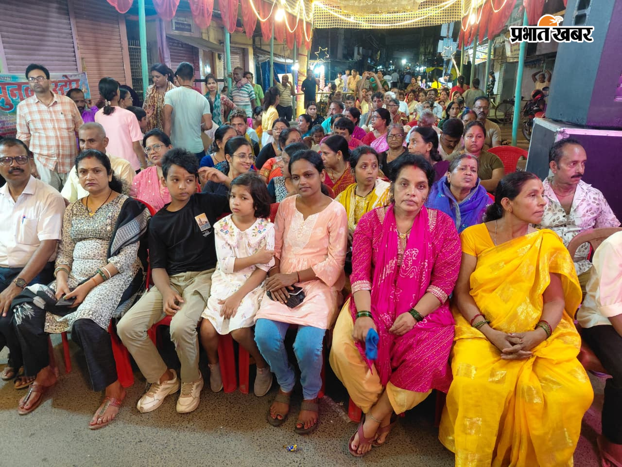 कार्यक्रम प्रस्तुत करते गायक कलाकार और उपस्थित श्रद्धालु श्रोता | Prabhat Khabar Network