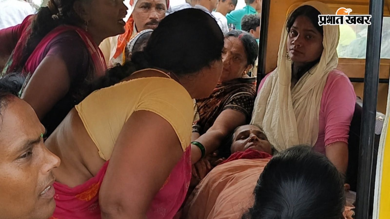 रोते-बिलखते परिजन