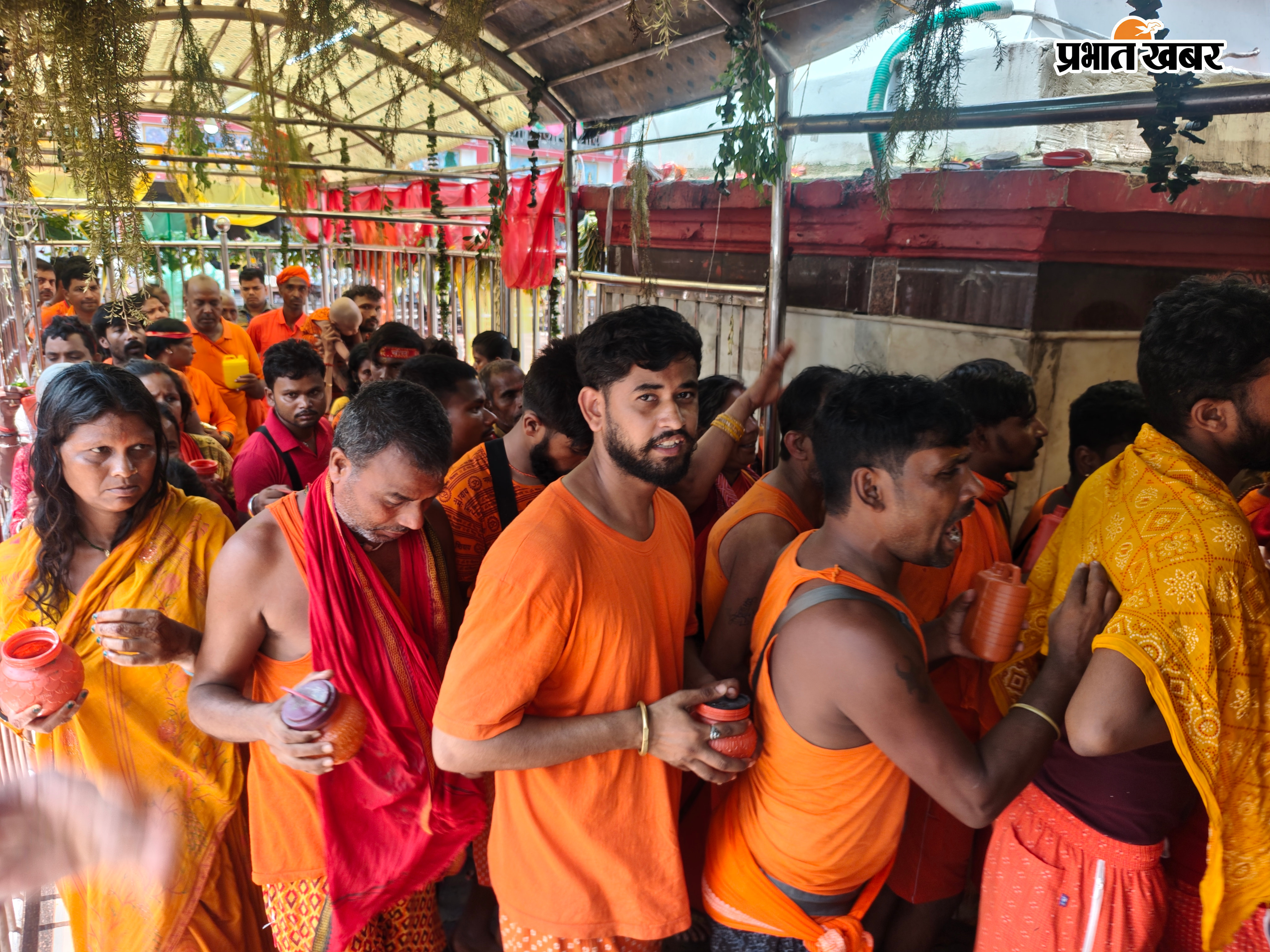 बासुकिनाथ मंदिर में श्रद्धालुओं की भीड़, कतारबद्ध श्रद्धालु, आरती करते भक्त | Prabhat Khabar Network