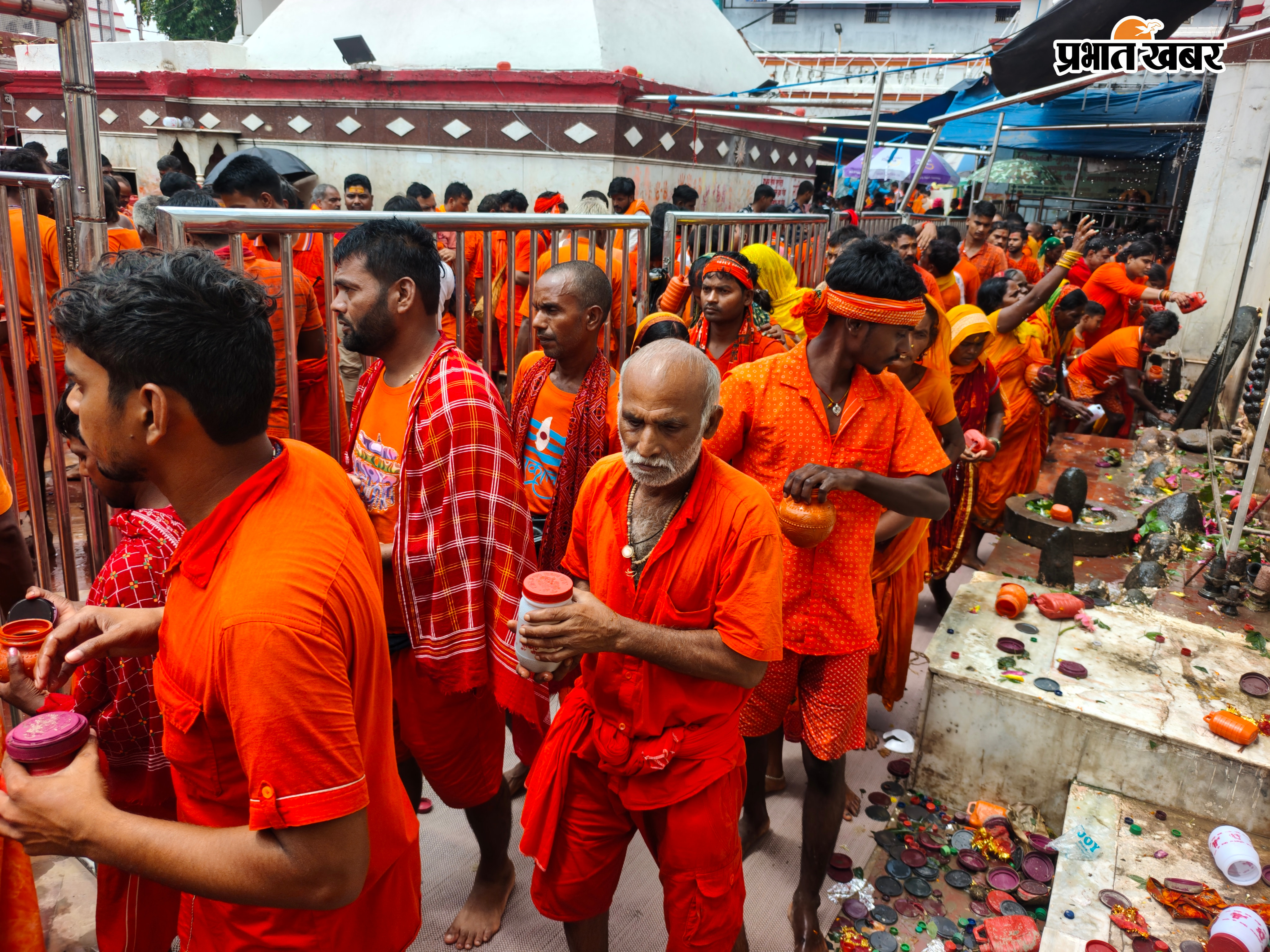 बासुकिनाथ मंदिर में श्रद्धालुओं की भीड़, कतारबद्ध श्रद्धालु, आरती करते भक्त | Prabhat Khabar Network