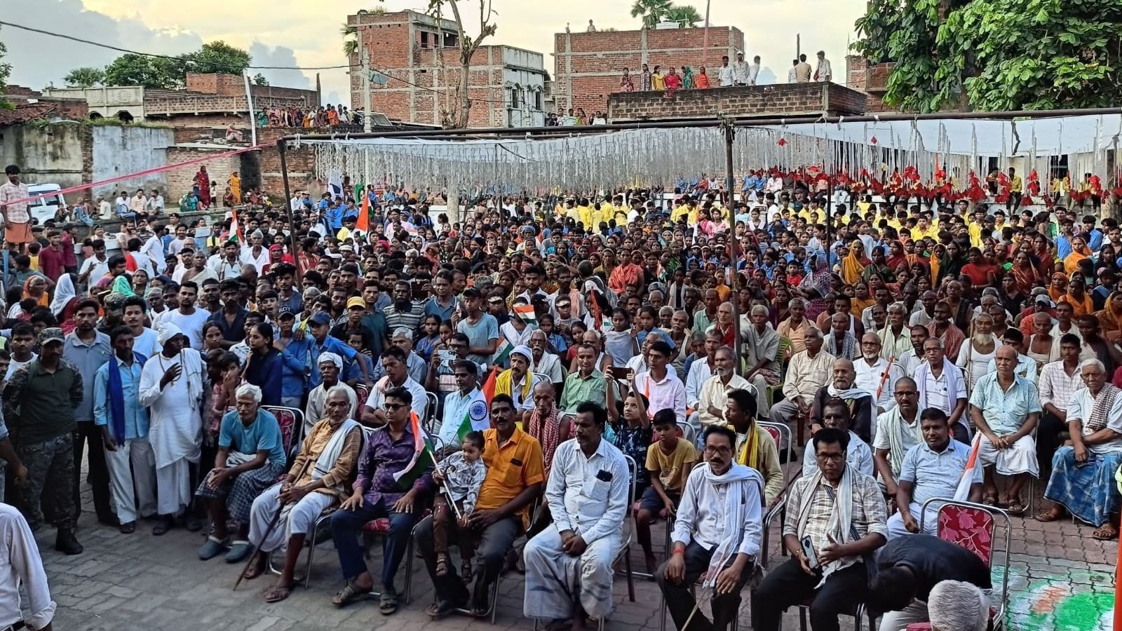 तिरंगा यात्रा के कार्यक्रम में मौजूद ग्रामीण