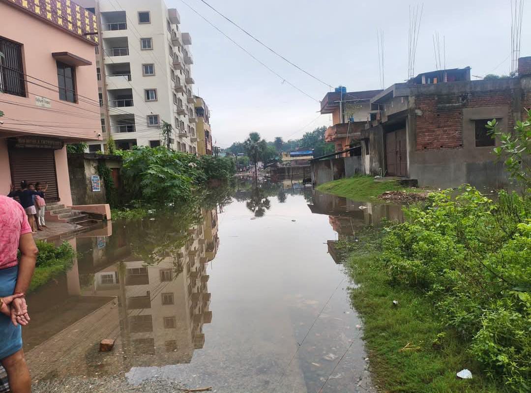 बाहर खड़े लोग