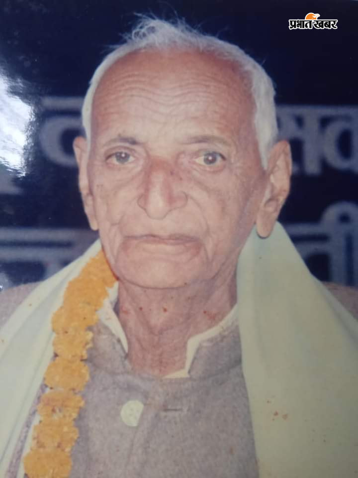 तत्कालीन पूर्णिया प्रमंडलीय आयुक्त अमिता पाल व कटिहार के तत्कालीन जिलाधिकारी हरजोत कौर से सम्मानित होते हुए (फाइल फोटो) | Prabhat Khabar Network