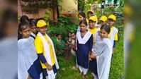 टेढ़ागाछ के फाराबाड़ी उच्च माध्यमिक विद्यालय में रोपे गए पौधे, 'एक पेड़ मां के नाम' अभियान से जुड़े छात्र-छात्राएं
