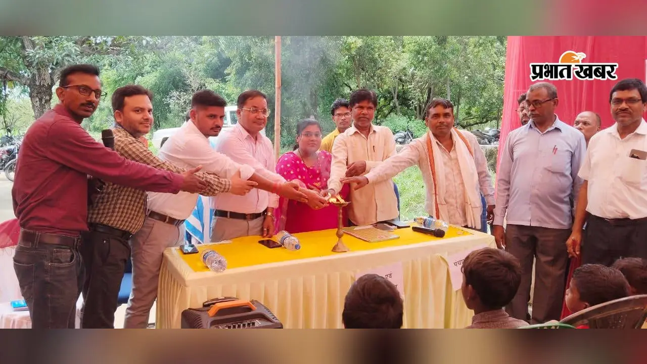 रामगढ़ में गिद्दी के झुमरी महुआ टोला में आदिम जनजाति के लिए जागरूकता शिविर