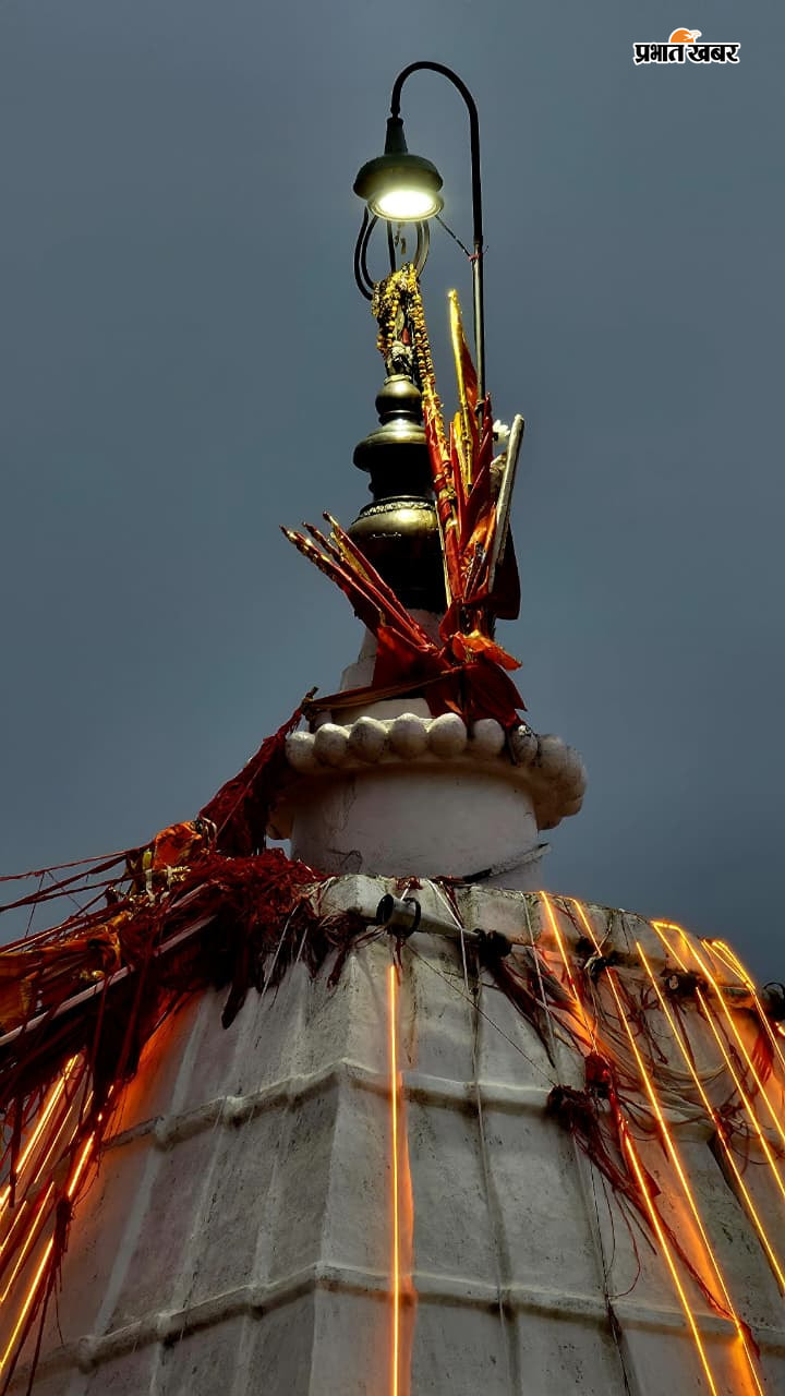 सुबह सुबह बाबा मंदिर में और कतर में लगे कावरियों की भीड़/शिखर पर पंचशूल | Prabhat Khabar Network