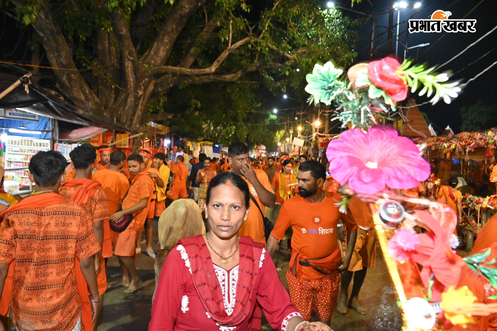 सुबह सुबह बाबा मंदिर में और कतर में लगे कावरियों की भीड़/शिखर पर पंचशूल | Prabhat Khabar Network