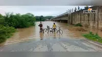 सरायकेला-खरसावां मुख्य मार्ग पर प्रभावित, छह फीट पानी में डूबा संजय नदी पुल जानें पूरी खबर