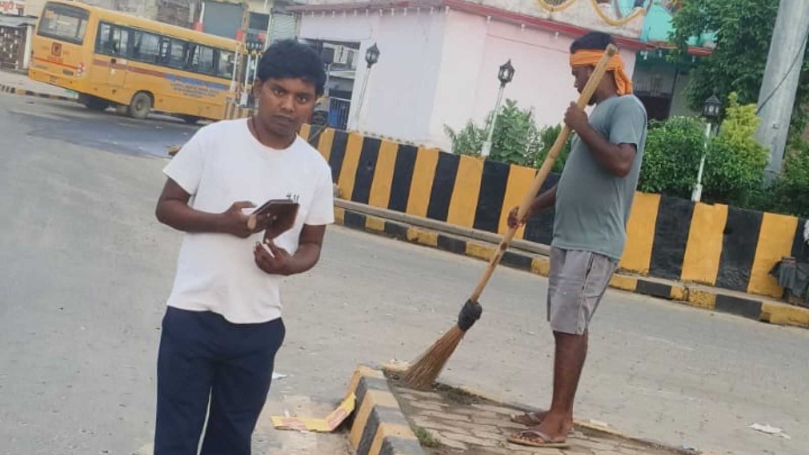 पंजवारा में स्वतंत्रता दिवस की तैयारी तेज: सफाई अभियान से चमके स्कूल, मंदिर और थाना परिसर, बाजार में लहराएगा तिरंगा | Prabhat Khabar Network
