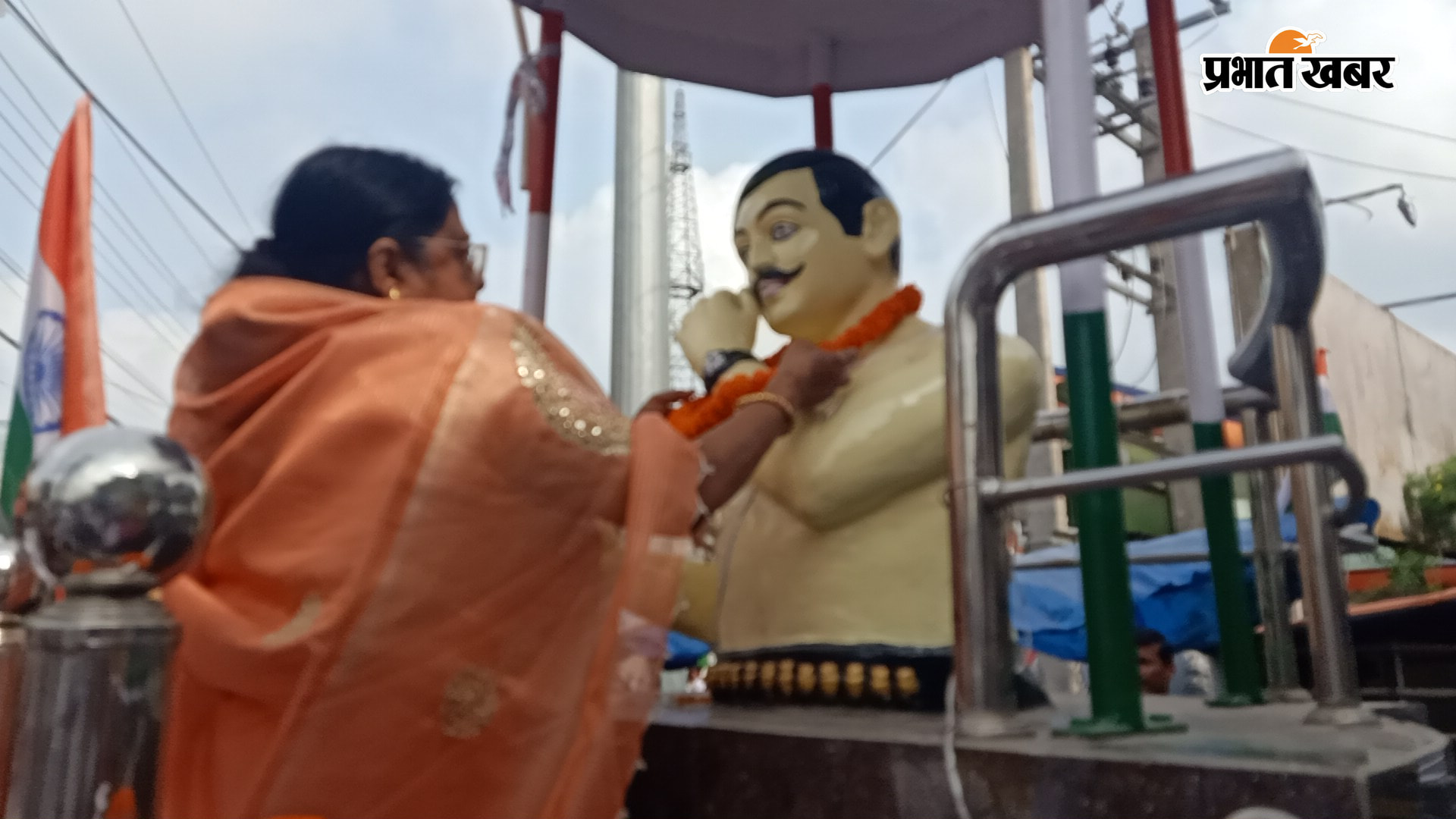 महापुरुषों के प्रतिमा पर माल्यार्पण करते मुख्य पार्षद व अन्य. | Prabhat Khabar Network