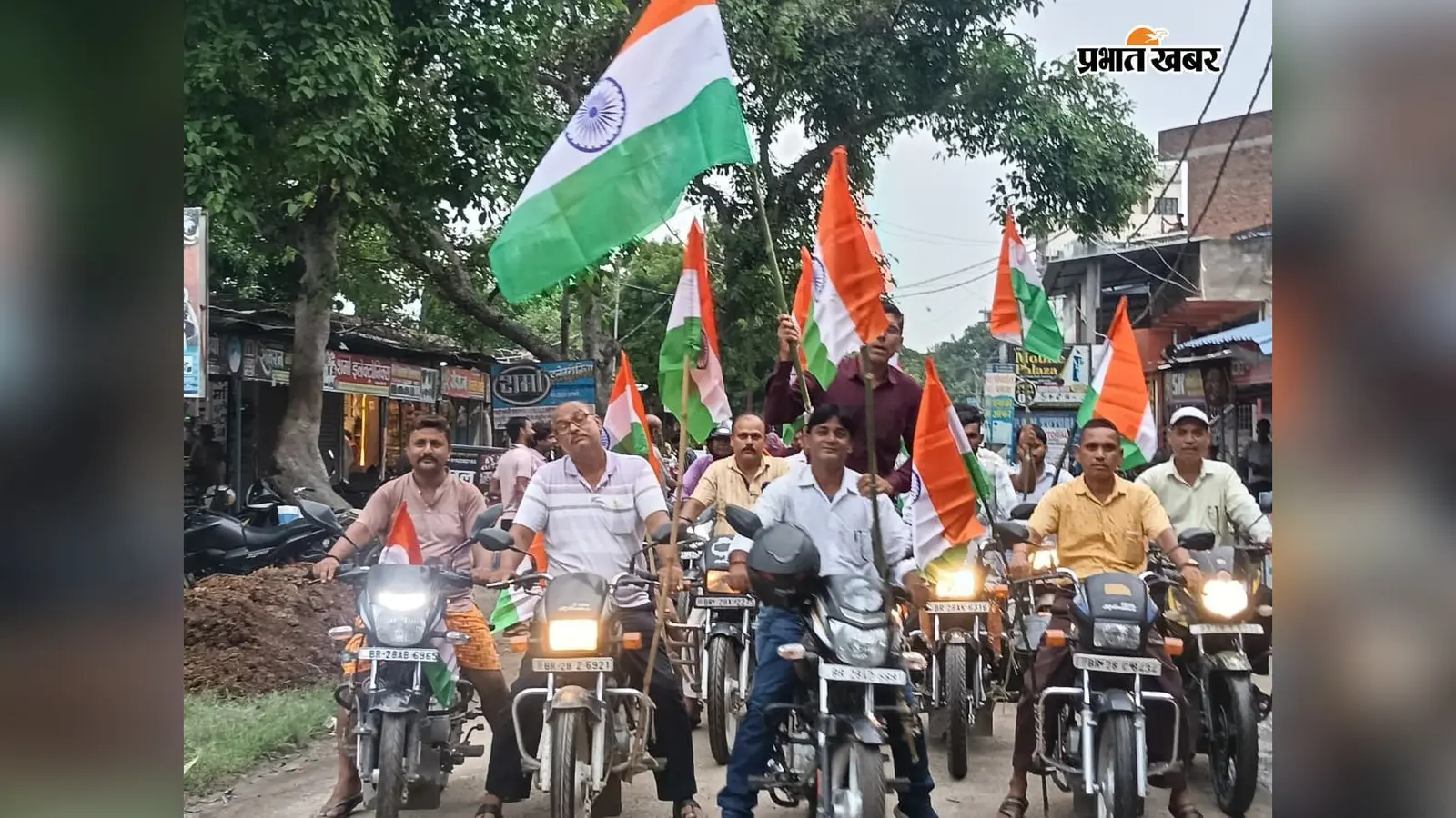 गोपालगंज: सासामुसा बाजार में निकली भव्य तिरंगा यात्रा, भारत माता के जयकारों से गूंजा बाजार