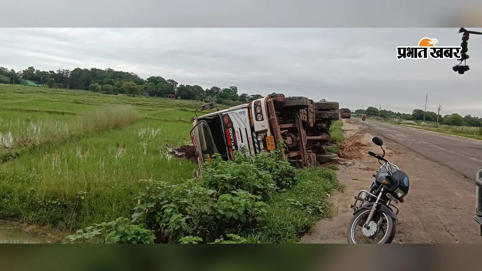 राजनगर : नामीबेड़ा में आयरन लदा ट्रक पलटा
