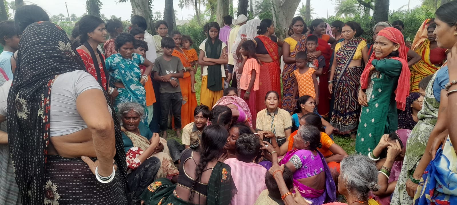 रोते बिलखते परिजन