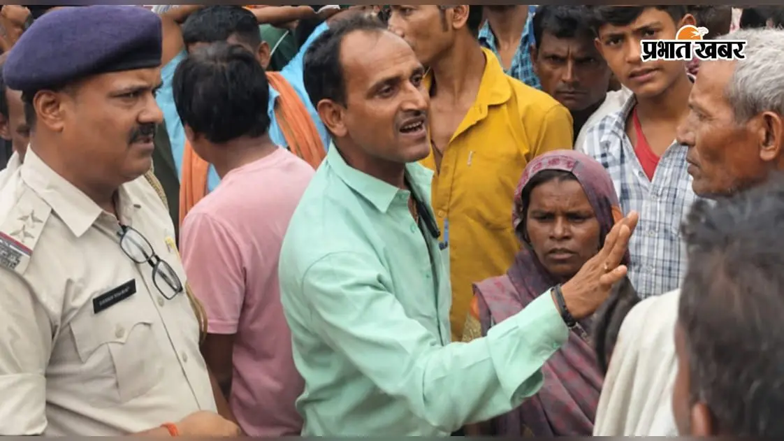नल-जल योजना ठप होने के बाद सड़क पर उतरे लोग,कादिरगंज बाजार जामकर पानी की कर रहे मांग