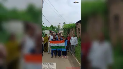 तिरंगे के साथ निकले स्कूली बच्चे, देशभक्ति के नारों से गूंजा मानिकपुर