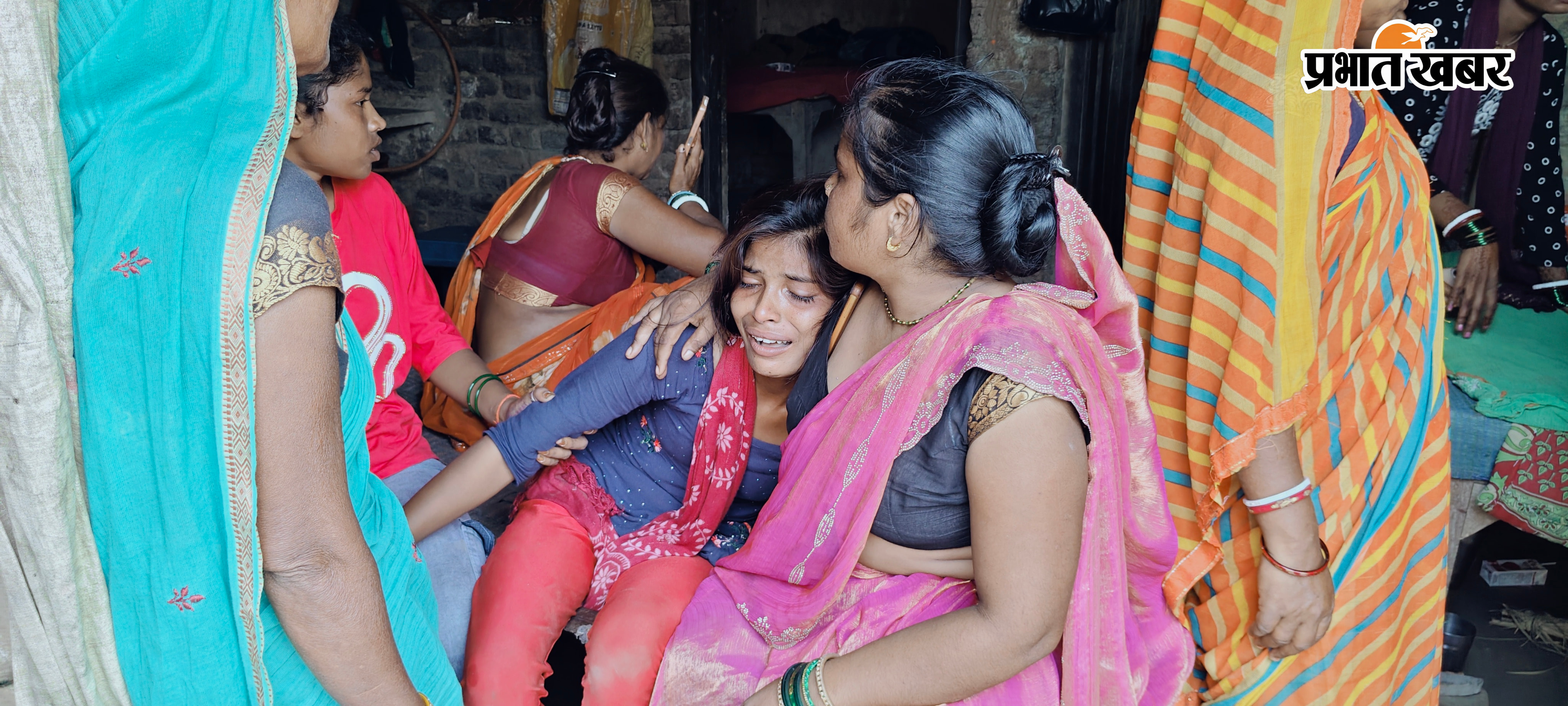 फोटो :घटना के बाद मृतका के घर पर लगी लोगों का भीड़ व रोते बिलखते परिजन | Prabhat Khabar Network