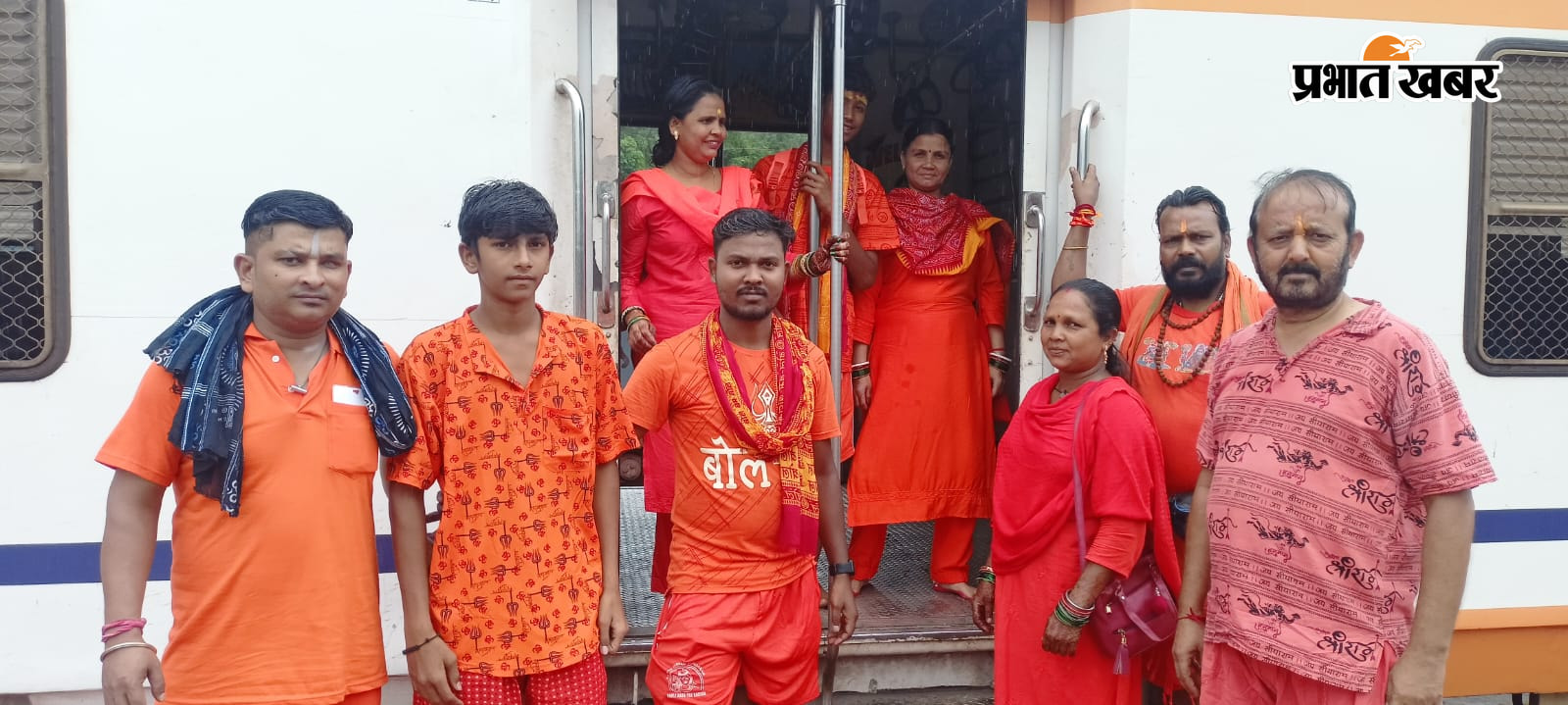 गुवा से सुल्तानगंज के लिए रवाना होते कांवरियों को जत्था. | Prabhat Khabar Network