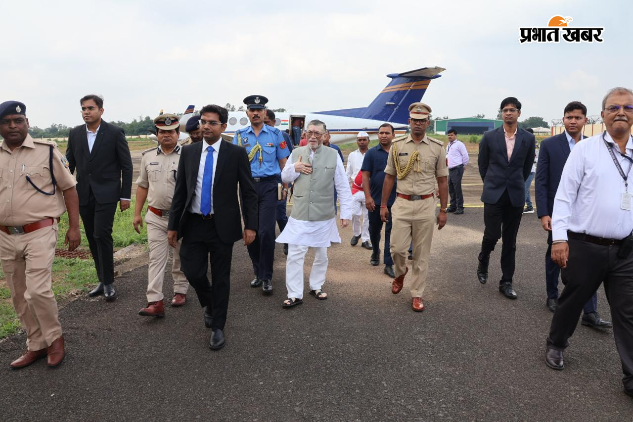 दुमका एयरपोर्ट पहुंचने पर गार्ड ऑफ ऑनर लेते राज्यपाल संतोष कुमार गंगवार राज्यपाल संतोष कुमार गंगवार का स्वागत करते उपायुक्त अभिजीत सिन्हा | Prabhat Khabar Network