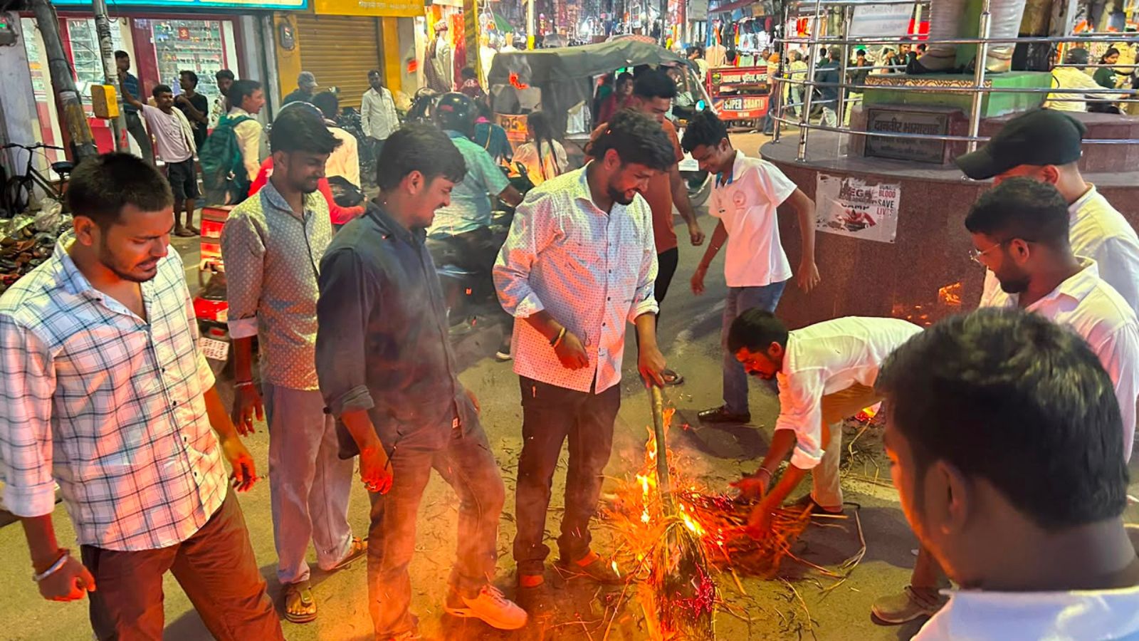 विरोध प्रदर्शन करते परिषद् के कार्यकर्त्ता