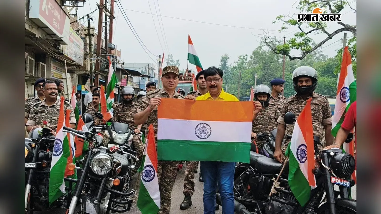 गढ़वा में CRPF की तिरंगा यात्रा, बाइक पर निकले जवान; ‘वंदे मातरम्’ के जयघोष से गूंजा शहर