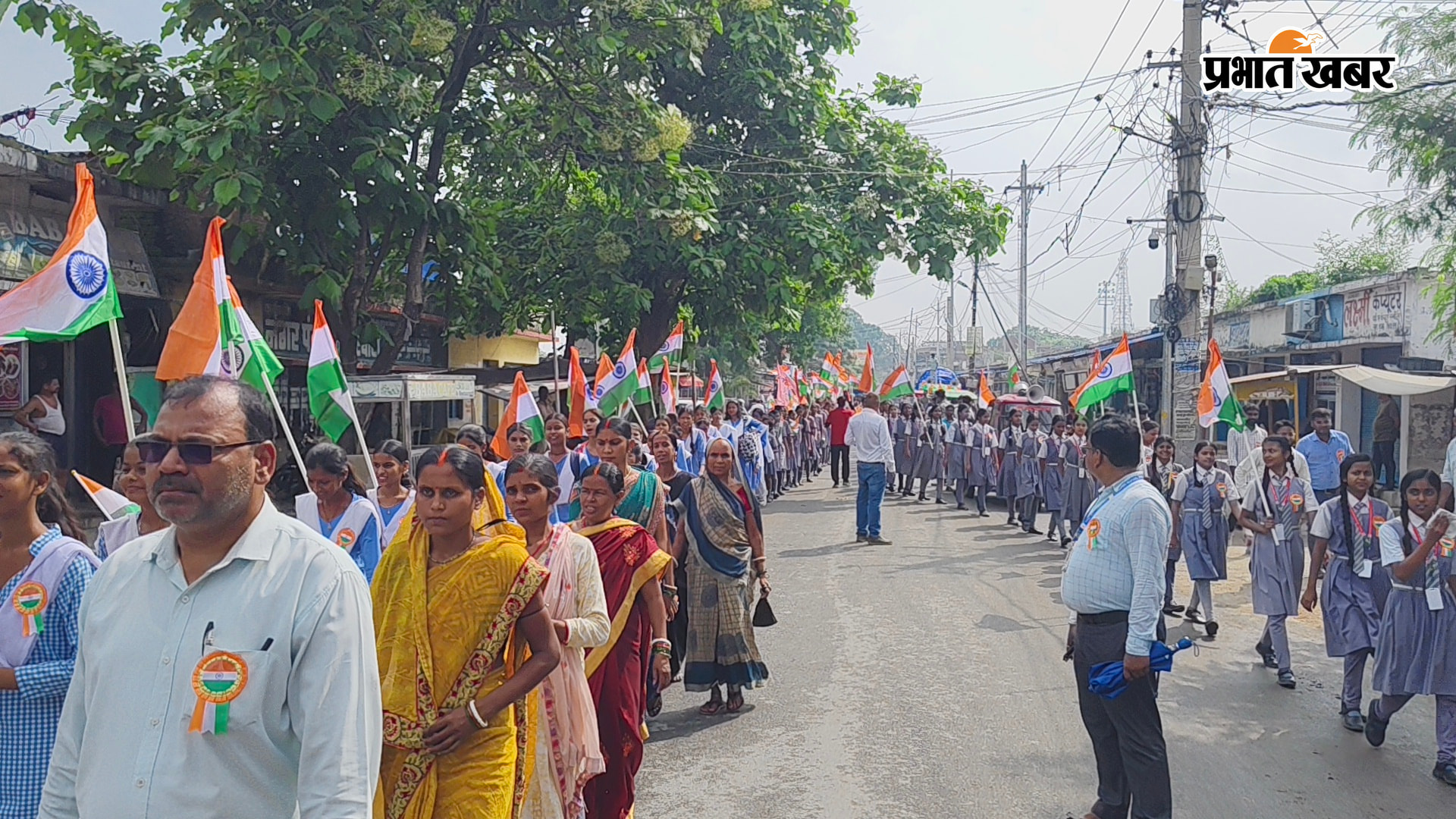 शेरघाटी में तिरंगा यात्रा में शामिल अधिकारी एवं जनप्रतिनिधि | Prabhat Khabar Network