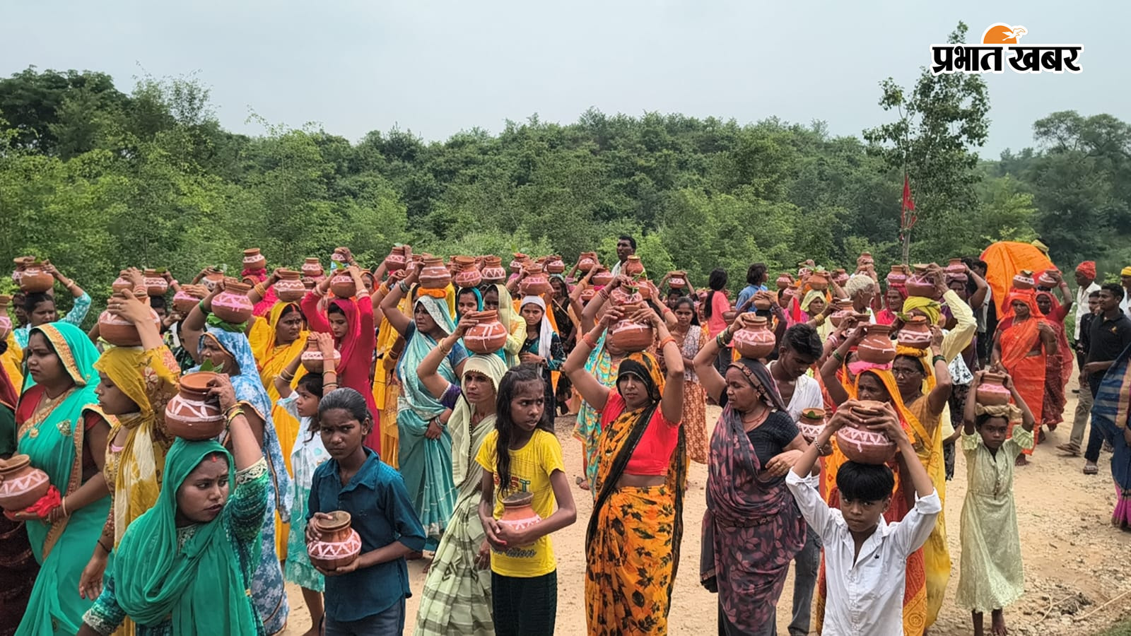 1कलस यात्रा में सामिल गजानन 2 कलस यात्रा में शामिल लोग 3 दुर्गावती नदी में मंत्रोचारण के साथ जल भरी करते लोग | Prabhat Khabar Network