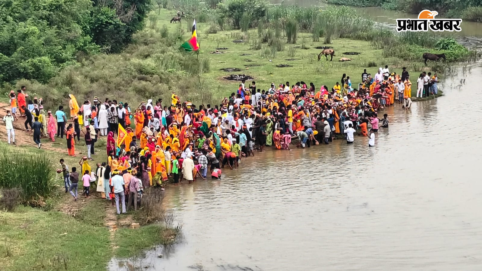 1कलस यात्रा में सामिल गजानन 2 कलस यात्रा में शामिल लोग 3 दुर्गावती नदी में मंत्रोचारण के साथ जल भरी करते लोग | Prabhat Khabar Network