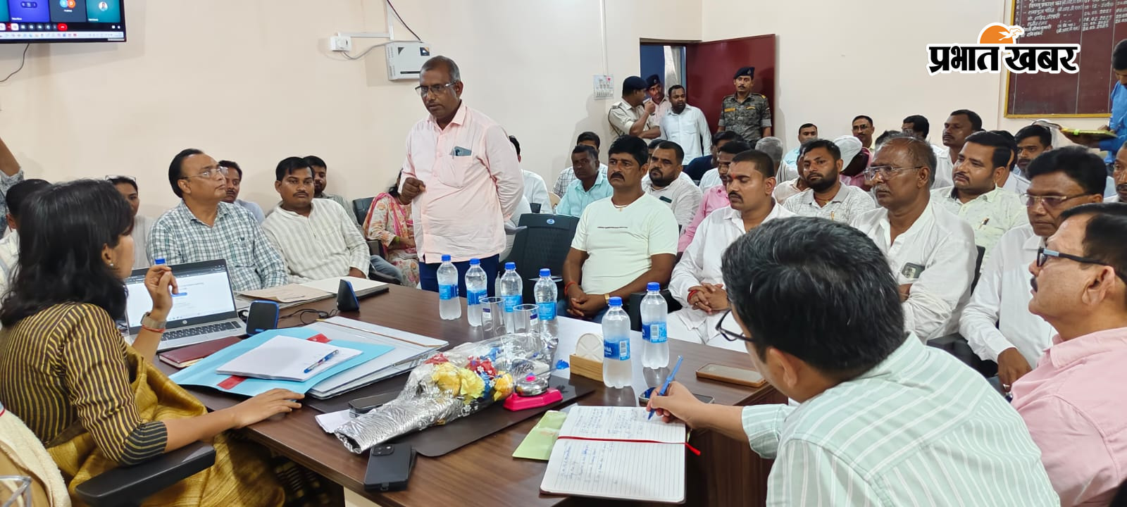 फोटो- आस्थावां में अधिकारियों व जनप्रतिनिधियों के साथ बैठक करतीं डीएम उदिता सिंह. | Prabhat Khabar Network