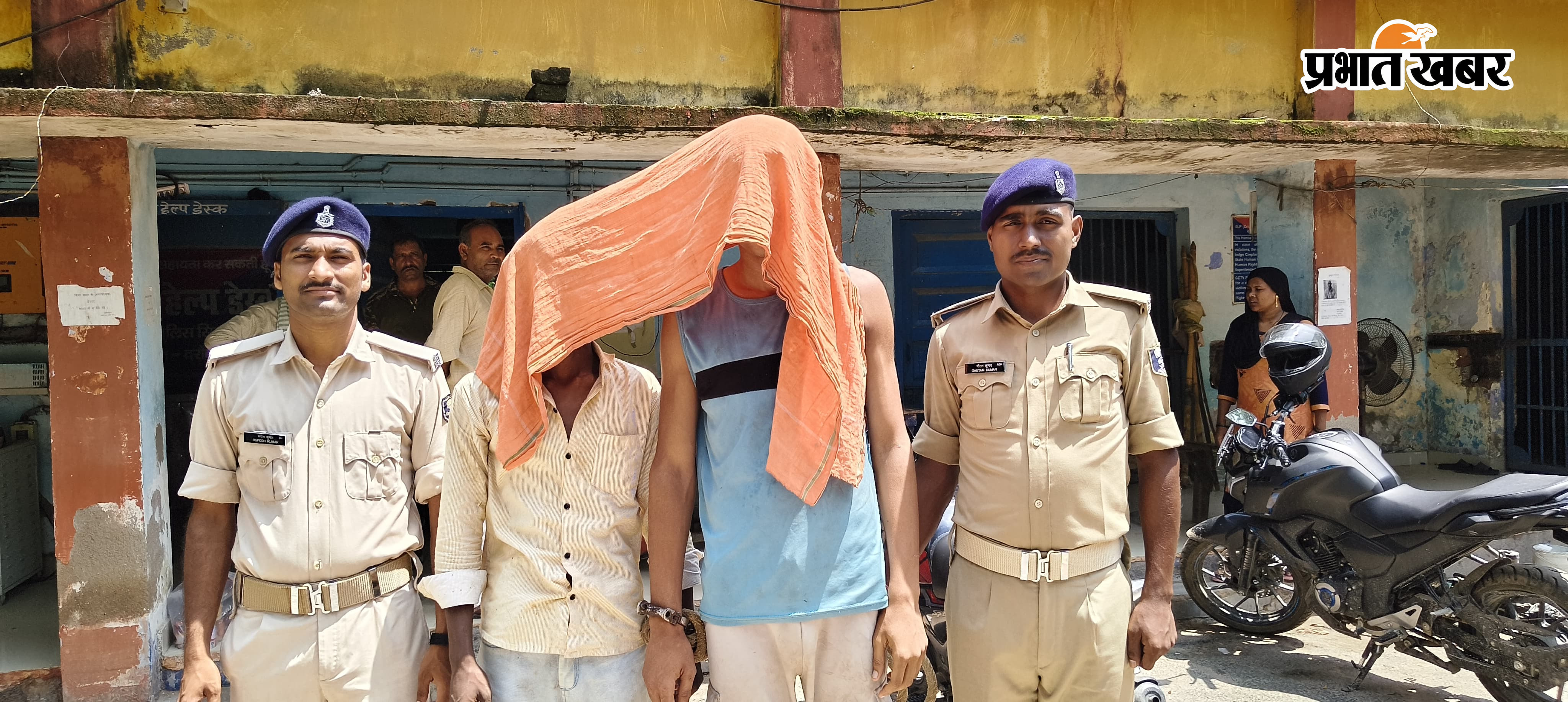 गिरफ्तार आरोपियों को न्यायालय ले जाती पुलिस | Prabhat Khabar Network