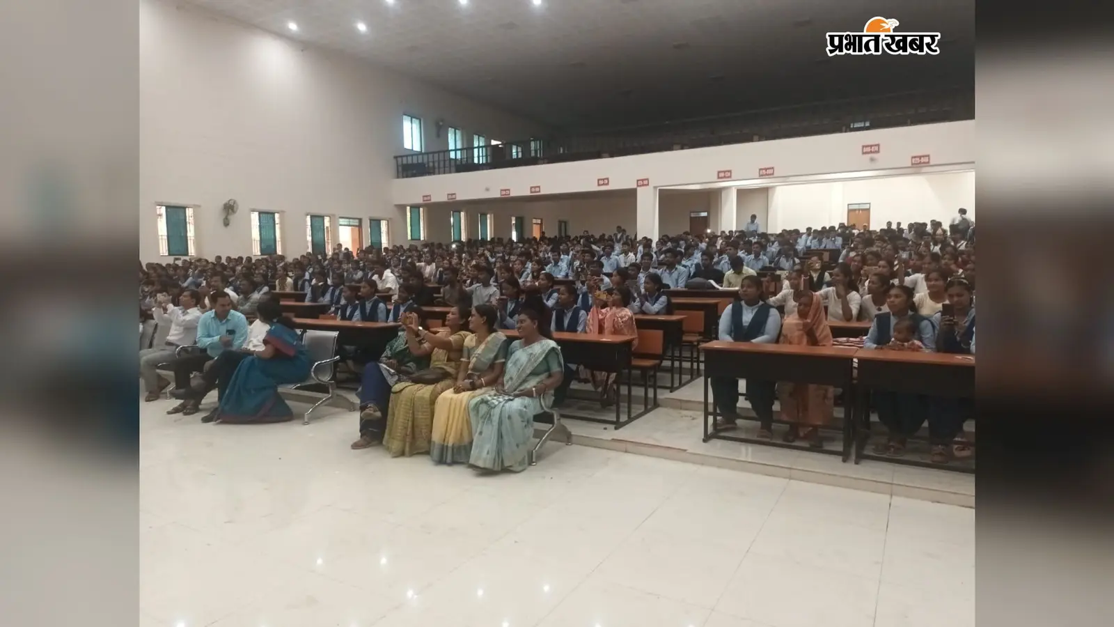 आजादी के रंग में रंगा सिमडेगा कॉलेज, देशभक्ति गीत-नृत्य से गूंजा परिसर; छात्रों ने दिया बड़ा संदेश